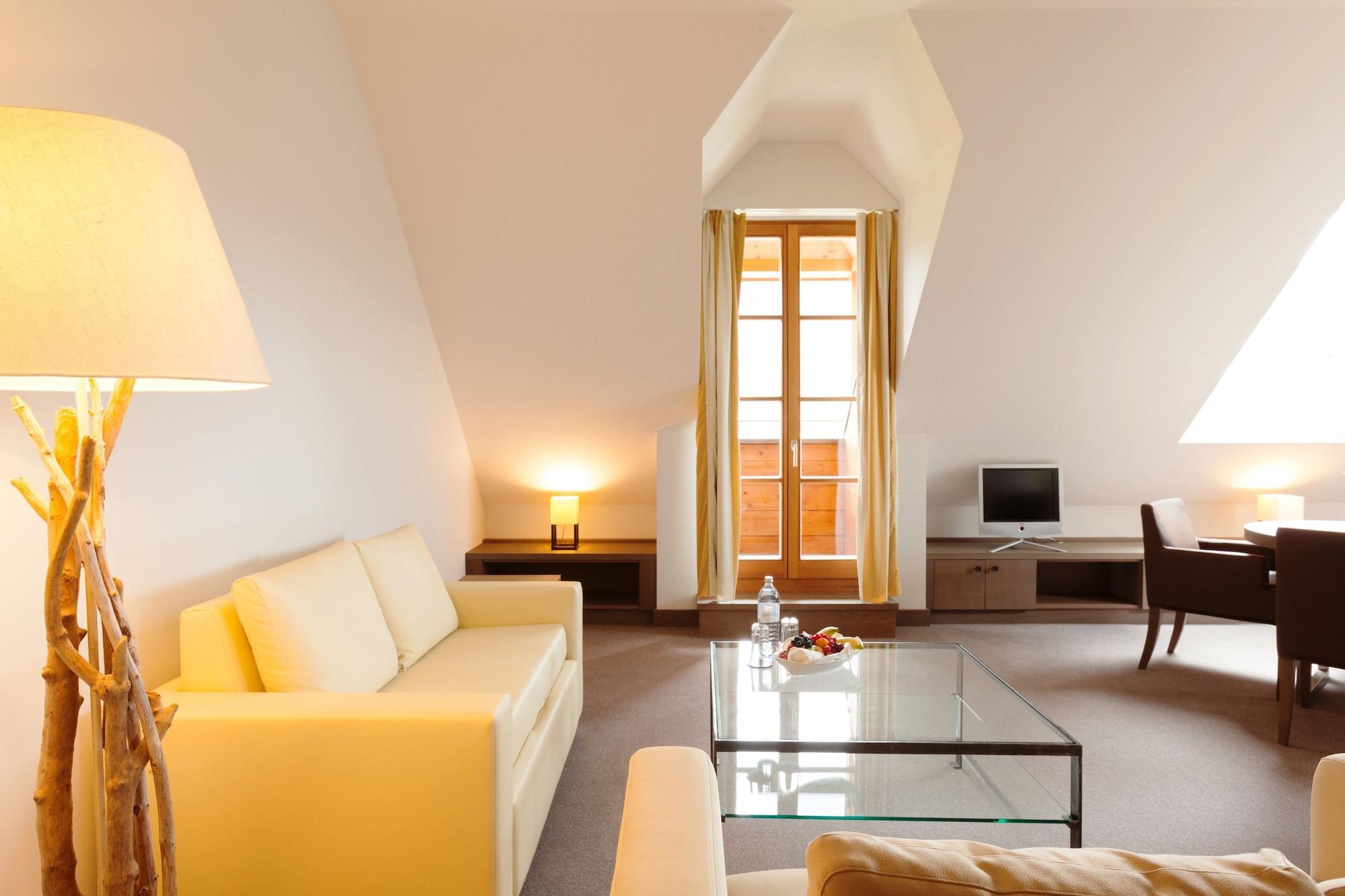 Schlosshotel Kitzbuehel A-Rosa Collection Bagian luar foto A suite at the Hotel de la Paix