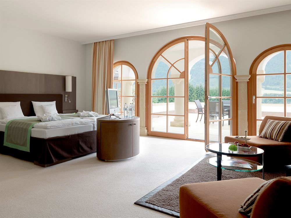 Schlosshotel Kitzbuehel A-Rosa Collection Bagian luar foto A room at the Hotel Axelmannstein