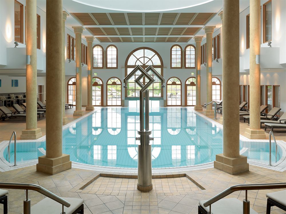 Schlosshotel Kitzbuehel A-Rosa Collection Bagian luar foto The swimming pool at the Hotel