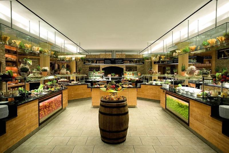 Schlosshotel Kitzbuehel A-Rosa Collection Bagian luar foto The salad bar at Seasons 52