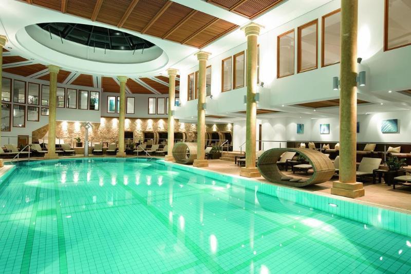 Schlosshotel Kitzbuehel A-Rosa Collection Bagian luar foto The swimming pool at the hotel