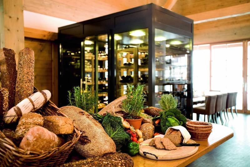 Schlosshotel Kitzbuehel A-Rosa Collection Bagian luar foto Bread and wine at a restaurant