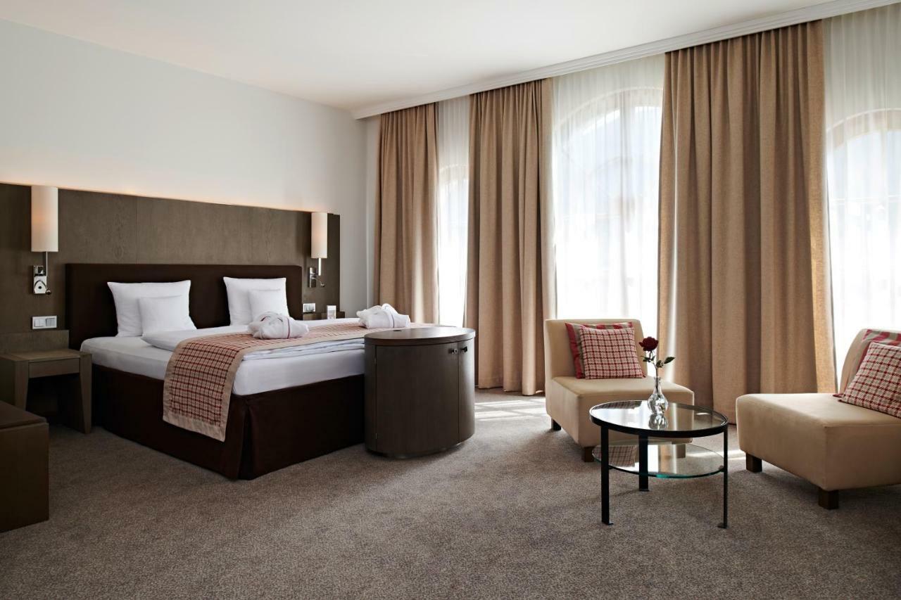 Schlosshotel Kitzbuehel A-Rosa Collection Bagian luar foto A room at the hotel